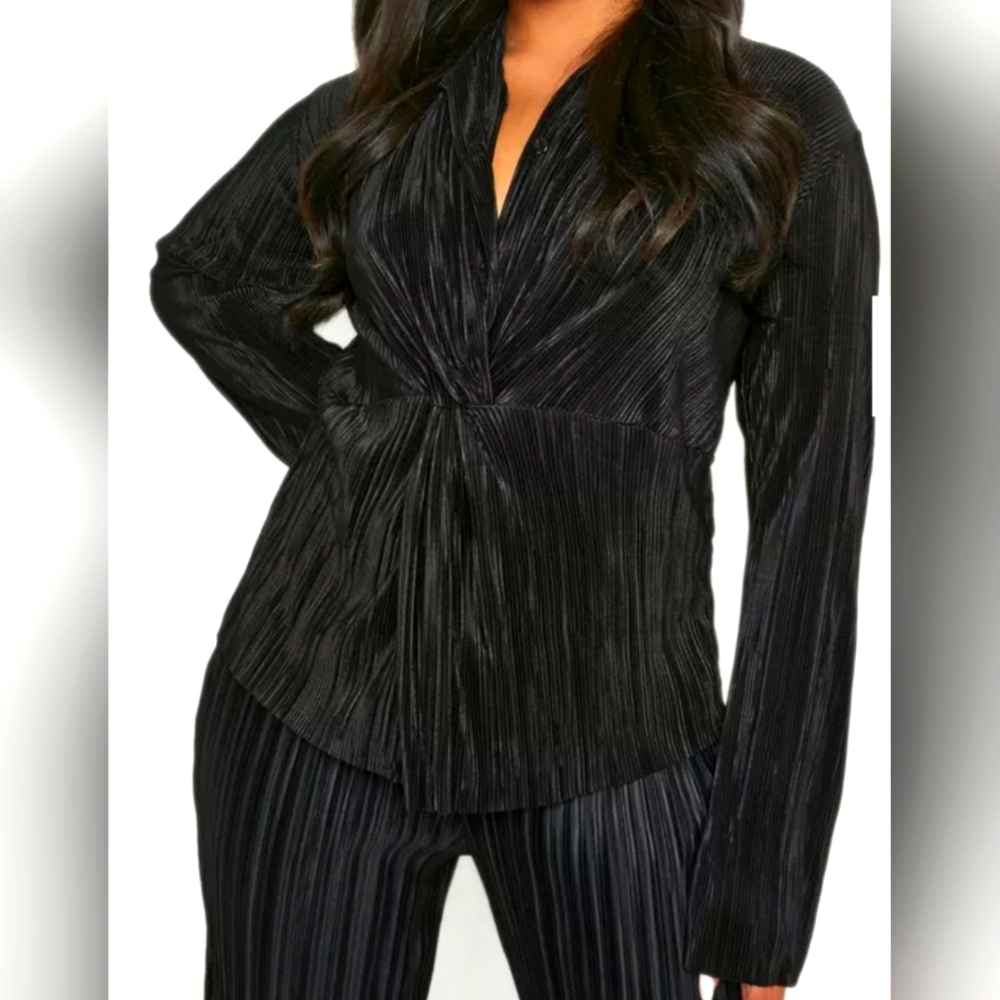 NWT Boohoo Plus Plisse Twisted Shirt. Size 24